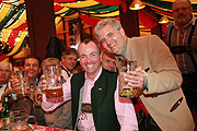 oben auf der Empore: Mannerwiesn des Münchner US-Generalkonsul Conrad Tribble (re.) und US-Botschafter Murphy  (©Foto. Martin Schmitz